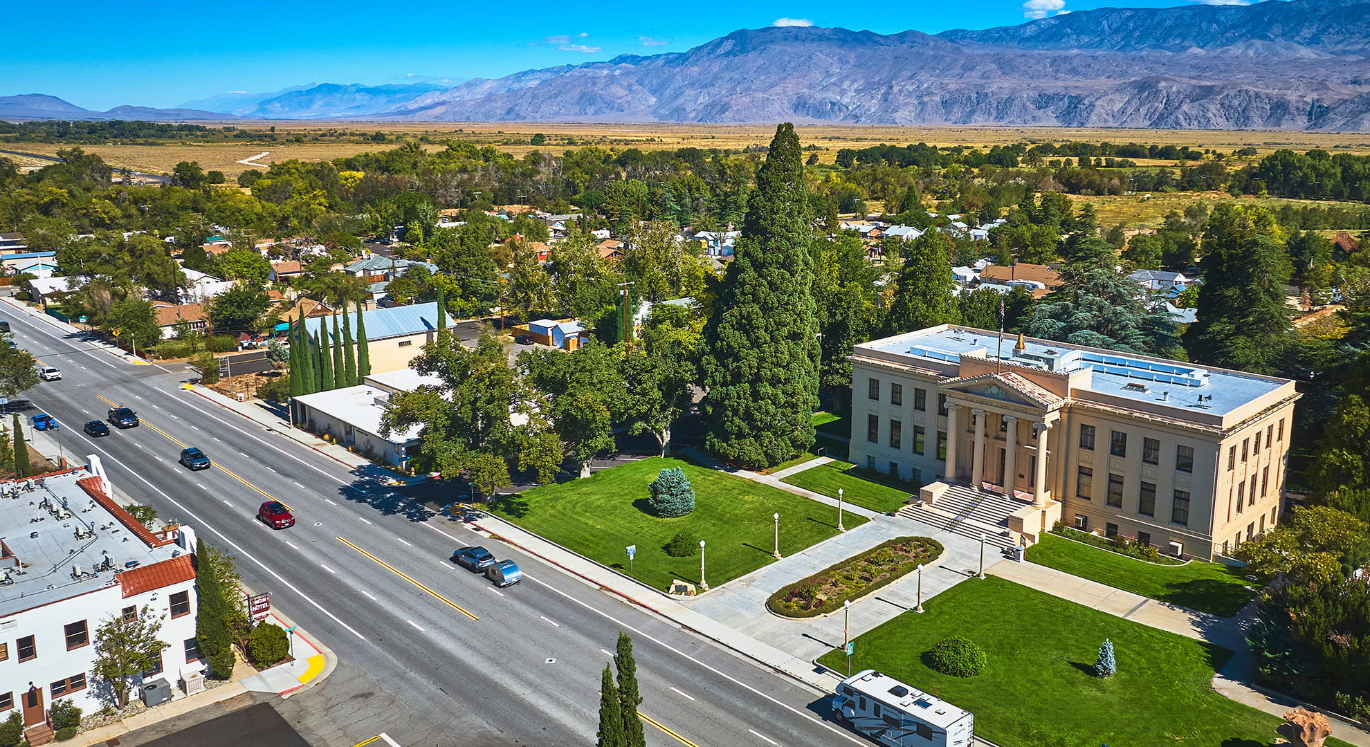 federal government building in town center